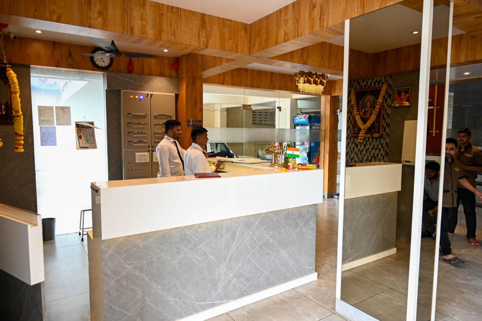 Adiraj Residency Hotell Navi Mumbai Eksteriør bilde