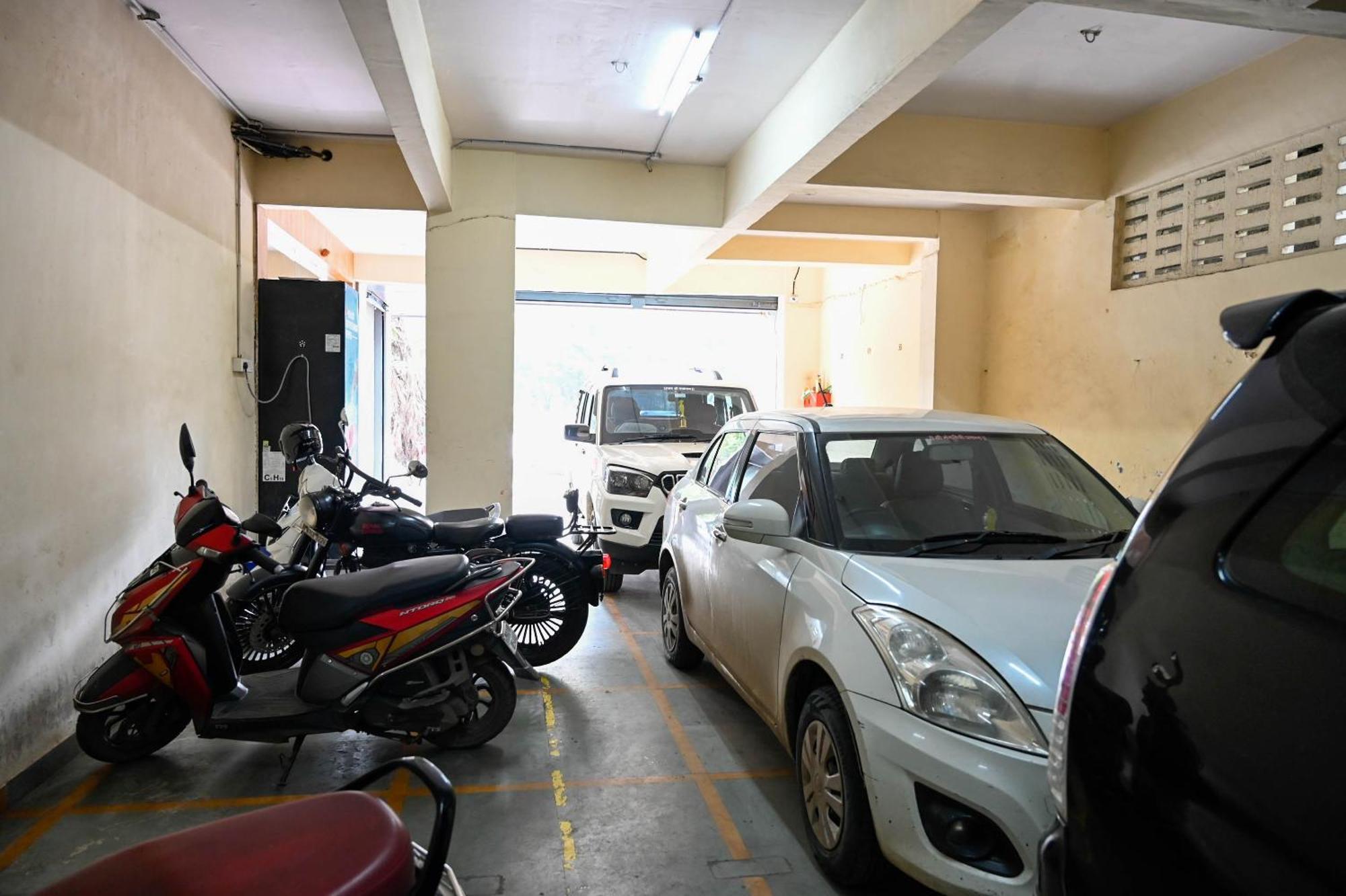Adiraj Residency Hotell Navi Mumbai Eksteriør bilde